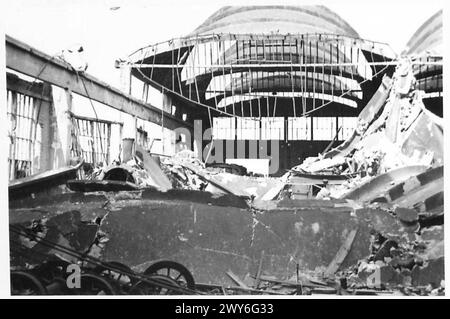 RIPARAZIONE DI DANNI DA BOMBE AL CENTRO FERROVIARIO DI CAEN - interno del capannone del motore distrutto dalla bomba. , British Army, 21st Army Group Foto Stock