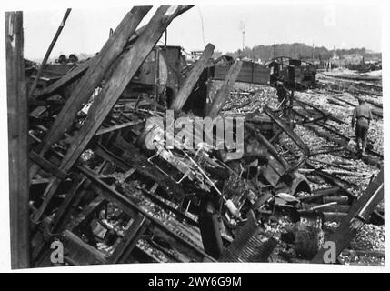 RIPARAZIONE DI DANNI DA BOMBE AL CENTRO FERROVIARIO DI CAEN - danni ai vagoni merci e percorso permanente nei cantieri merci. , British Army, 21st Army Group Foto Stock