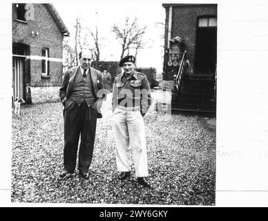 IL CANCELLIERE DELLO SCACCHIERE VISITA I CAPI DI GUERRA E IL FELDMARESCIALLO MONTGOMERY CON 52 DIV (PIANURA) - Sir John Anderson, Cancelliere dello Scacchiere, fotografato con il feldmaresciallo Sir Bernard L. Montgomery al suo quartier generale in Belgio, durante una visita ai capi di guerra nel teatro di guerra europeo. , British Army, 21st Army Group Foto Stock