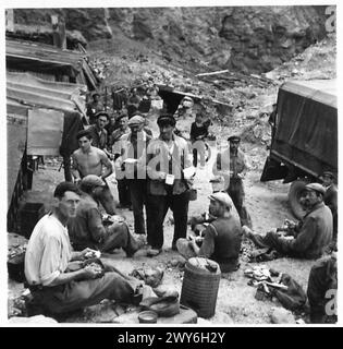 LAVORO CIVILE IN NORMANDIA - pausa cena alla cava: Gli uomini sono nutriti, vestiti, alloggiati e trasportati da e per il lavoro dalla BLA. , British Army, 21st Army Group Foto Stock