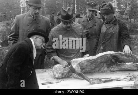 La Commissione medica internazionale che esaminava l'ufficiale polacco riesumato nella foresta di Katyn il 30 aprile 1943, tra cui i professori Naville, Orsós e Saxén. Foto Stock