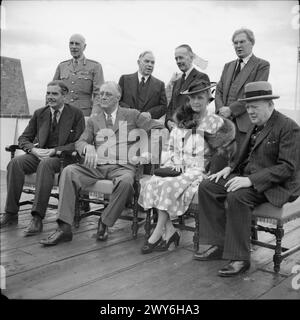 WINSTON CHURCHILL ALLA CONFERENZA DEL QUEBEC, AGOSTO 1943 - dignitari sulla terrazza della Cittadella che si affaccia sul porto di Quebec, 18 agosto 1943. Sono presenti Anthony Eden (ministro degli Esteri); il presidente Roosevelt; la contessa di Athlone; Winston Churchill. Sono stati nominati Conte di Athlone (Governatore generale del Canada); Mackenzie King (primo Ministro del Canada); Sir Alexander Cadogan (Sottosegretario permanente per gli affari Esteri); Brendan Bracken (Ministro dell'informazione). , Churchill, Winston Leonard Spencer, Eden, Anthony, re, William Lyon Mackenzie, Cadogan, Alexander George Montagu, Bracken, Foto Stock