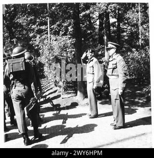 IL FELDMARESCIALLO MONTGOMERY DECORA LE TRUPPE CANADESI DOPO IL SUO INCIDENTE AEREO - il C-in-C ispeziona la guardia d'onore al quartier generale della divisione e fa il saluto. , British Army, 21st Army Group Foto Stock