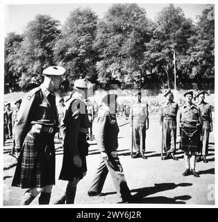 IL FELDMARESCIALLO MONTGOMERY ISPEZIONA LE UNITÀ della 15A DIVISIONE SCOZZESE : LUBECCA - il feldmaresciallo ispeziona le truppe del Birgade. All'estrema sinistra della foto se il maggiore generale C.M. Barber. , British Army, 21st Army Group Foto Stock