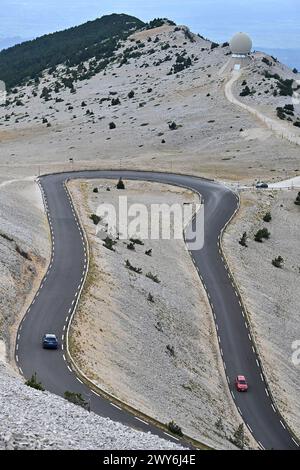 Dipartimento di Vaucluse (Francia sud-orientale): Strada B RD974 che conduce al monte “mont Ventoux”, soprannominata la Bestia di Provenza o Gigante di Prov Foto Stock