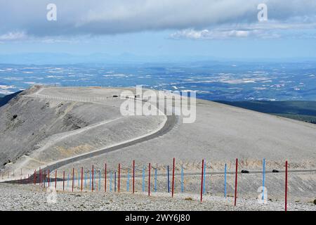 Dipartimento di Vaucluse (Francia sud-orientale): Strada B RD974 che conduce al monte “mont Ventoux”, soprannominata la Bestia di Provenza o Gigante di Prov Foto Stock