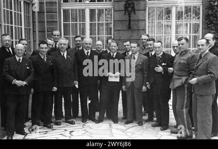 I membri della Commissione medica internazionale riuniti a Berlino con il leader dello Stato sanitario tedesco Leonardo conti; tra i partecipanti figurano il dott. Francesco Naville, il dott. Vincenzo Palmieri, il dott. Eduard Miloslavić, il dott. František Hájek, il dott. Ferenc Orsós, e il dottor Helge Tramsen per parlare del massacro di Katyn. Foto Stock