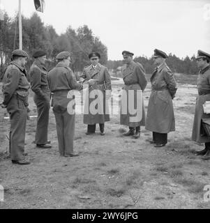 I TEDESCHI CHIEDONO CONDIZIONI DI PACE - il feldmaresciallo Sir Bernard Montgomery con i delegati tedeschi guidati dal generale ammiraglio Von Friedeburg fuori dal suo quartier generale al 21 gruppo d'armate. Questa discussione ebbe luogo sotto la Union Jack. , Ewart, James Oliver, Montgomery, Bernard Law, Knee, Derek John, Friedeburg, Hans-Georg von, Kinzel, Eberhard, Wagner, Gerhard, Freidel, Hans Jochen Foto Stock