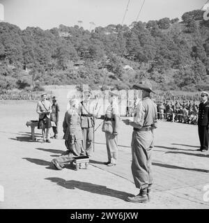 Il tenente generale Sir William Slim fu nominato cavaliere dal viceré dell'India, feldmaresciallo il visconte Wavell, vicino a Imphal in Birmania nel dicembre 1944 durante la seconda guerra mondiale Foto Stock