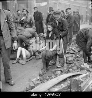 L'ESERCITO BRITANNICO NELL'EUROPA NORDOCCIDENTALE 1944-45 - i lavoratori russi liberati in schiavitù sono stati salvati da una cantina dopo che era stato dato alle fiamme da un poliziotto tedesco, Osnabruck, il 7 aprile 1945. , British Army Foto Stock