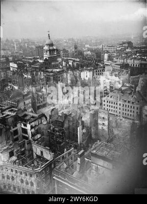 La Golden Gallery della Cattedrale di St Paul mostra la distruzione diffusa a Londra dopo il raid aereo tedesco del 29 dicembre 1940, tra cui edifici bruciati e rotti nel quartiere delle librerie, la Central Criminal Court e la St Bartholomew's Church. Foto Stock