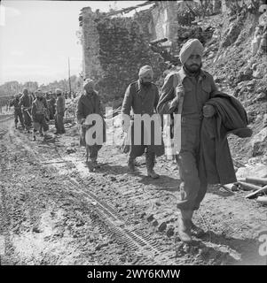 LE BATTAGLIE DI MONTE CASSINO, GENNAIO-MAGGIO 1944 - seconda fase 15 febbraio - 10 maggio 1944: Le truppe indiane passano edifici distrutti da bombe alla periferia di Cassino. , British Indian Army Foto Stock