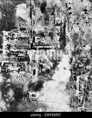 La fotografia di ricognizione aerea verticale mostra il fumo che sale dalle rovine della centrale petrolifera sintetica di Kamen, in Germania, a seguito di un attacco alla luce del giorno da parte del Bomber Command Aircraft l'11 settembre 1944. Foto Stock