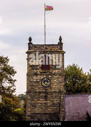 La Torre, costruita durante l'epoca vittoriana, della chiesa medievale di St Collens a Llangollen, in Galles, in una giornata ventosa Foto Stock