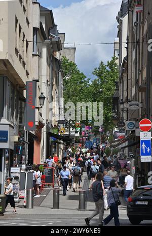 Granducato del Lussemburgo; affollata di pedoni e turisti in via "rue de Chimay", nel quartiere di Ville-Haute Foto Stock