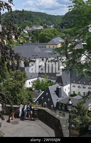Granducato di Lussemburgo: Gruppo di turisti che godono della vista sulla "ville-basse " (città bassa) dalla cornice Foto Stock
