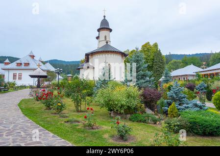 Monastero di Varatec durante una giornata nuvolosa in Romania Foto Stock