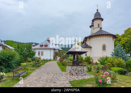 Monastero di Varatec durante una giornata nuvolosa in Romania Foto Stock