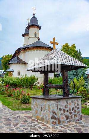 Monastero di Varatec durante una giornata nuvolosa in Romania Foto Stock