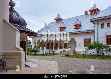 Monastero di Varatec durante una giornata nuvolosa in Romania Foto Stock