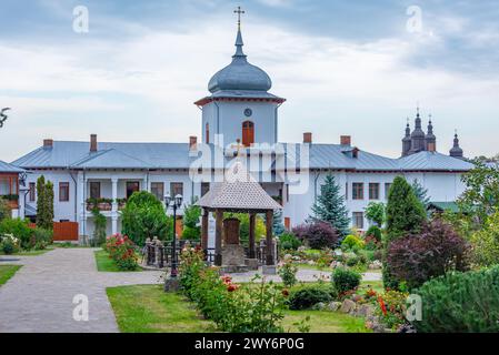 Monastero di Varatec durante una giornata nuvolosa in Romania Foto Stock