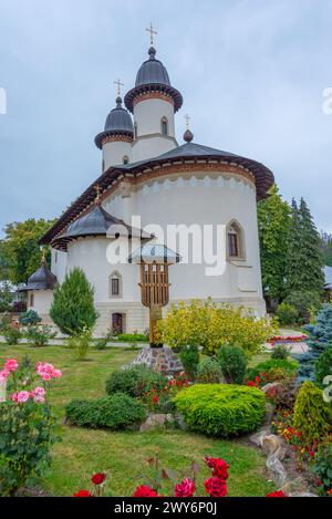 Monastero di Varatec durante una giornata nuvolosa in Romania Foto Stock