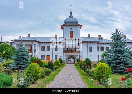 Monastero di Varatec durante una giornata nuvolosa in Romania Foto Stock