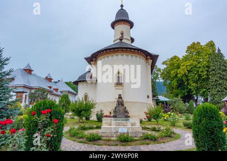 Monastero di Varatec durante una giornata nuvolosa in Romania Foto Stock