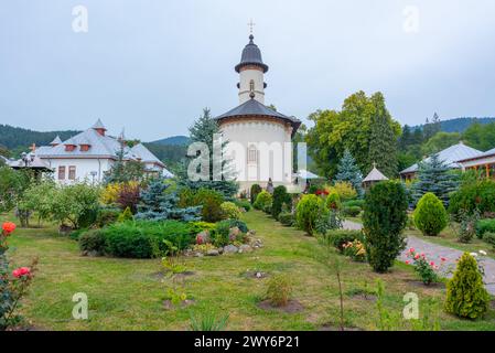 Monastero di Varatec durante una giornata nuvolosa in Romania Foto Stock