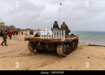 Studland, Dorset, Regno Unito. 4 aprile 2024. John Pearson, il restauratore e proprietario dell'unico carro armato completo e sopravvissuto Valentine Duplex Drive (anfibio), guida lungo le spiagge di Studland Bay, come parte dell'esercizio Smash 80th Anniversary per commemorare l'evento 80 anni fa, il 4 aprile 1944, dove circa 10.000 uomini furono coinvolti in un'esercitazione di fuoco vivo, tra cui il collaudo del carro anfibio Valentine Duplex Drive, dove sei uomini persero la vita e sette dei carri armati persero in mare. Crediti: Carolyn Jenkins/Alamy Live News Foto Stock