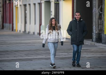 Coppia serba che cammina nella Piazza del Teatro (Pozorisni trg), Novi Sad. Serbia Foto Stock