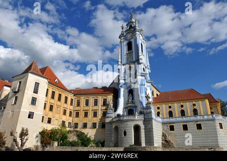 Lo storico complesso dell'abbazia di Durnstein, che include la torre della chiesa bianca e blu, è un punto di riferimento nella valle Wachau del Danubio in Austria. Foto Stock