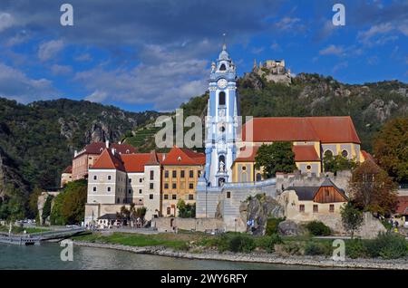 La storica città di Durnstein sul Danubio, con il suo complesso abbaziale e le rovine del castello, è una destinazione popolare nella valle di Wachau in Austria. Foto Stock