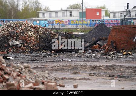 Amburgo, Germania. 3 aprile 2024. Rubble giace sul sito dopo il grande incendio di Billstrasse. Un anno dopo il grande incendio di Billstrasse, l'ufficio del pubblico ministero ha ritirato il caso contro persone sconosciute. Crediti: Marcus Brandt/dpa/Alamy Live News Foto Stock