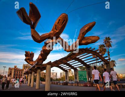 Barcellona: Scultura di Gambrinus, di Mariscal, sul Moll de la Fusta Foto Stock