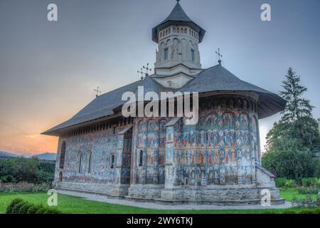 Tramonto al monastero moldavo in Romania Foto Stock