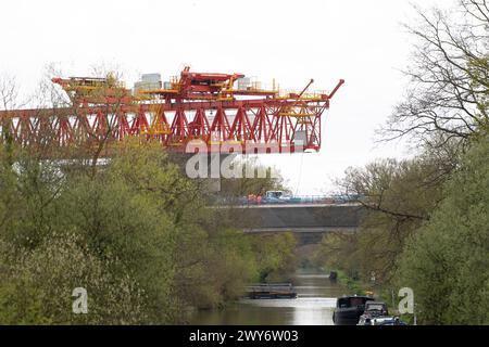 Harefield, Regno Unito. 4 aprile 2024. L'HS2 sta continuando i lavori per il viadotto della High Speed Rail 2 Colne Valley a Harefield, London Borough of Hillingdon. L'enorme macchina per la costruzione di ponti arancioni, Dominique, chiamata trave di lancio, ha ora attraversato il Grand Union Canal (nella foto) a Harefield e i lavori sul viadotto continuano sopra il lago che ospitava l'Hillingdon Outdoor Activities Centre (HOAC). Il club è stato sfrattato da HS2 e rimane senza locali. Crediti: Maureen McLean/Alamy Live News Foto Stock