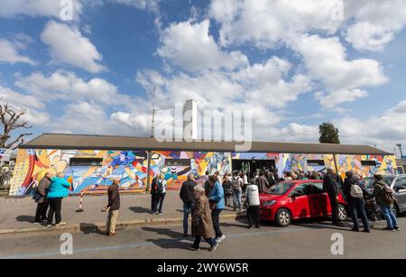 Milano, Italia. 4 aprile 2024. Inaugurazione del murale &#x201c;i valori dello sport&#x201d; sulla facciate del Crespi Sport Village di via Valvassori Peroni 48 - Cronaca - Milano, Italia - Gioved&#xec;, 4 aprile 2024 (foto Stefano porta/LaPresse) inaugurazione del murale "i valori &#x200b;&#x200b;dello sport" sulla facciata del Crespi Sport Village in via Valvassori Peroni 48 - News - News - Milano, Italia - giovedì 4 aprile 2024 (foto Stefano porta/LaPresse) credito: LaPresse/Alamy Live News Foto Stock