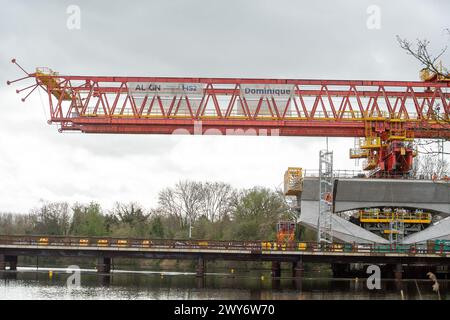 Harefield, Regno Unito. 4 aprile 2024. L'HS2 sta continuando i lavori per il viadotto della High Speed Rail 2 Colne Valley a Harefield, London Borough of Hillingdon. L'enorme macchina per la costruzione di ponti arancioni, Dominique, chiamata trave di lancio, ha ora attraversato il Grand Union Canal a Harefield e i lavori sul viadotto continuano sopra il lago (nella foto) che ospitava l'Hillingdon Outdoor Activities Centre (HOAC). Il club è stato sfrattato da HS2 e rimane senza locali. Crediti: Maureen McLean/Alamy Live News Foto Stock