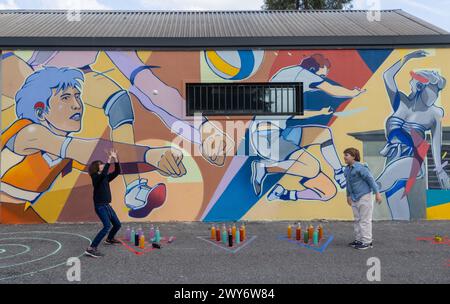 Milano, Italia. 4 aprile 2024. Inaugurazione del murale &#x201c;i valori dello sport&#x201d; sulla facciate del Crespi Sport Village di via Valvassori Peroni 48 - Cronaca - Milano, Italia - Gioved&#xec;, 4 aprile 2024 (foto Stefano porta/LaPresse) inaugurazione del murale "i valori &#x200b;&#x200b;dello sport" sulla facciata del Crespi Sport Village in via Valvassori Peroni 48 - News - News - Milano, Italia - giovedì 4 aprile 2024 (foto Stefano porta/LaPresse) credito: LaPresse/Alamy Live News Foto Stock