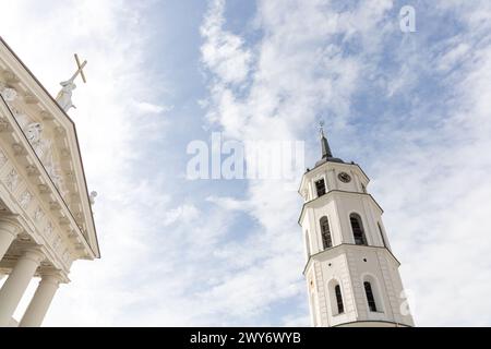 Vilnius, Lituania: L'edificio principale della cattedrale di Vilnius e il campanile contro il cielo Foto Stock