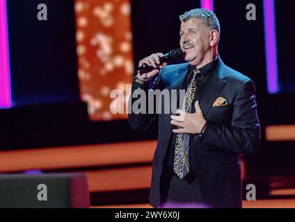 Entertainment Musik, Die Beatrice Egli Show 27.03.2024, xdanx, Entertainment Musik, Die Beatrice Egli Show, v.l. Der Saenger Semino Rossi steht bei der Aufzeichnung der ãBeatrice Egli ShowÒ a Berlin-Adlershof auf der Buehne. Die Sendung ist AM 06. Aprile 2024 zu sehen. Beteiligt sind das SWR Fernsehen, MDR Fernsehen, NDR Fernsehen und das Schweizer Fernsehen SRF. Berlin Adlershof Studio H Berlin Deutschland DE *** Entertainment Music, The Beatrice Egli Show 27 03 2024, xdanx, Entertainment Music, The Beatrice Egli Show, V l il cantante Semino Rossi è sul palco per la registrazione della Beatrice E. Foto Stock