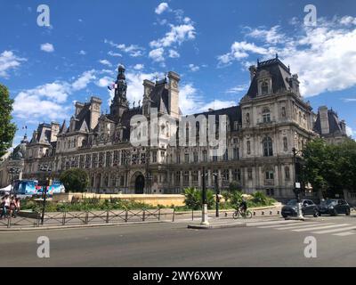 Parigi, Francia - 14 luglio 2023: Veduta dell'Hotel de Ville, è l'edificio dell'amministrazione parigina durante il giorno della repubblica Foto Stock