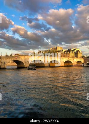 Parigi, Francia - 12 luglio 2023: Vista al tramonto del fiume Senna e del pont Neuf in estate, il ponte più antico di parigi Foto Stock