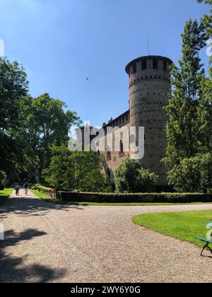 Grazzano Visconti, italia - 11 giugno 2023: Turisti che visitano il borgo medievale estivo con castello in provincia di Piacenza Foto Stock