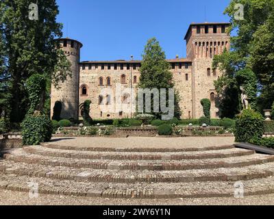 Grazzano Visconti, italia - 11 giugno 2023: Vista panoramica sul castello medievale ristrutturato dai Visconti di Modrone Foto Stock