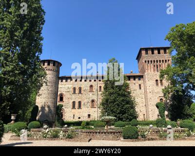 Grazzano Visconti, italia - 11 giugno 2023: Castello medievale di Grazzano Visconti e il suo bellissimo parco in provincia di Piacenza Foto Stock