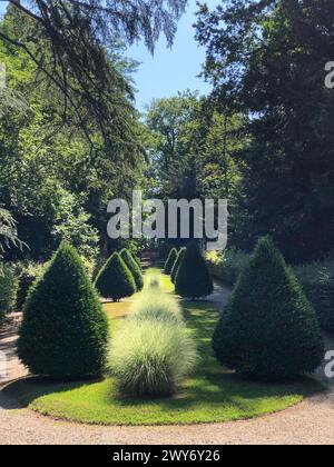 Grazzano Visconti, italia - 11 giugno 2023: Veduta prospettica di un giardino in un bellissimo parco del castello di grazzano visconti Foto Stock