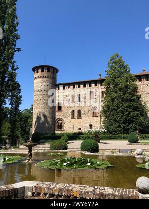 Grazzano Visconti, italia - 11 giugno 2023: Veduta dalla fontana del castello medievale dei Visconti di Modrone in provincia di Piacenza Foto Stock