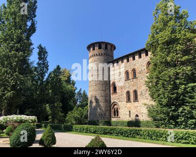 Grazzano Visconti, italia - 11 giugno 2023: Vista del castello medievale in pietra e mattoni dal bellissimo parco circostante in un giorno d'estate Foto Stock